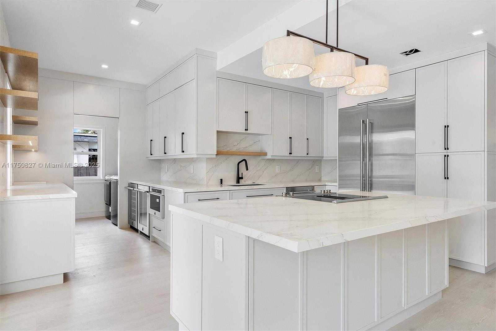 Small Image of 1930 ALAMANDA DR, North Miami Number 6