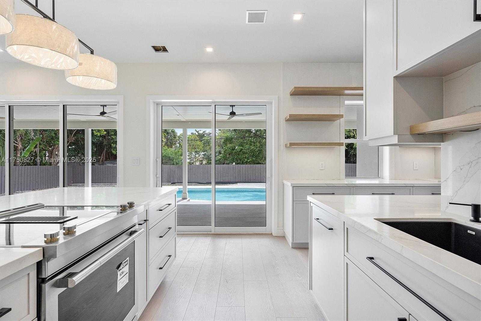 Small Image of 1930 ALAMANDA DR, North Miami Number 8