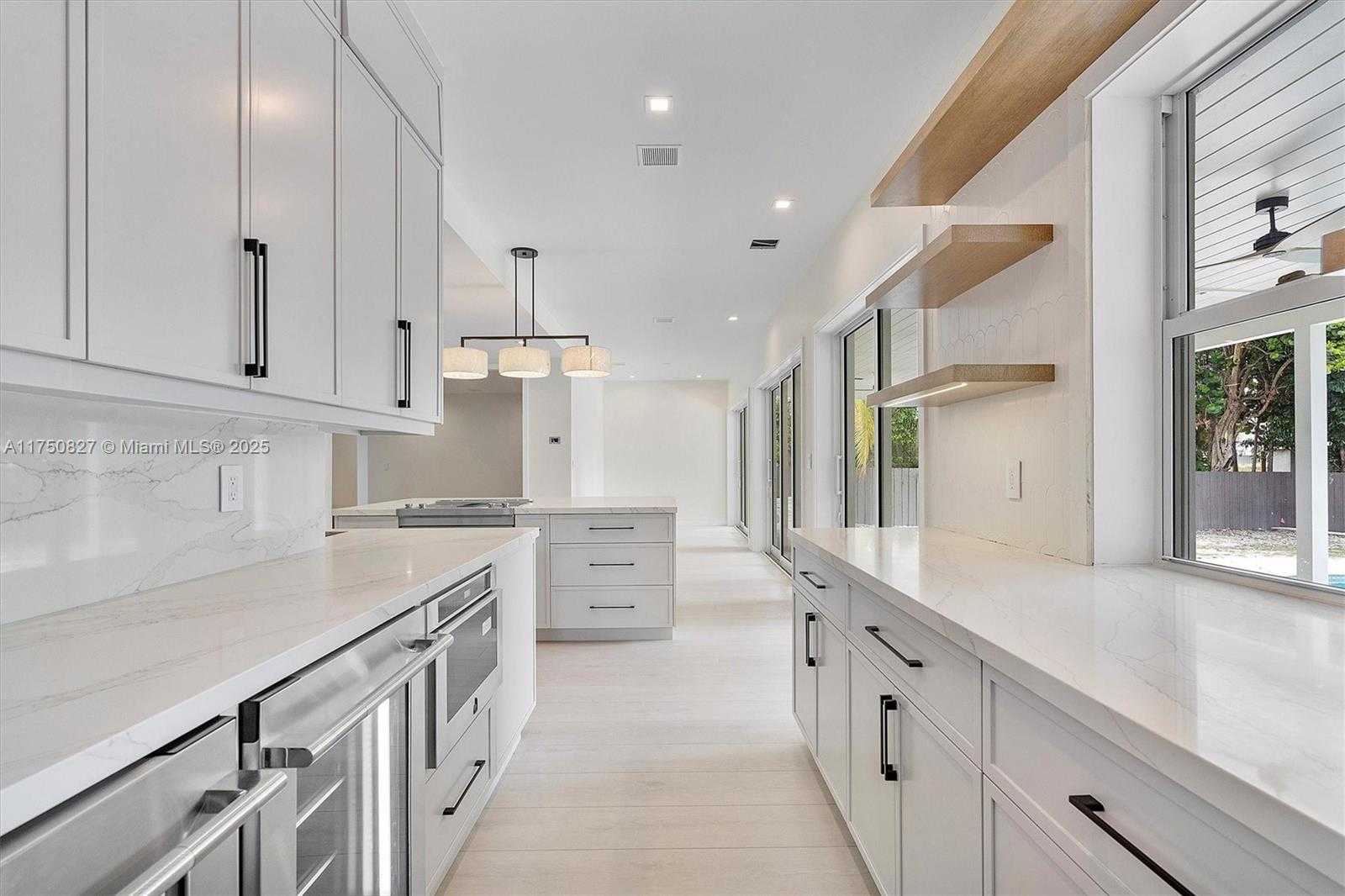 Small Image of 1930 ALAMANDA DR, North Miami Number 9