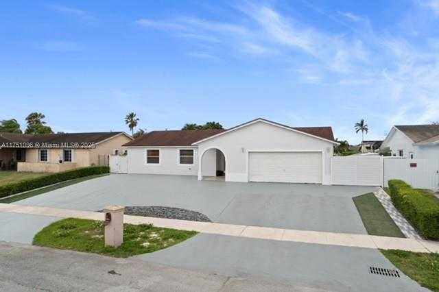 Small Image of 13060 SOUTH WEST 262ND LN, Homestead Number 3