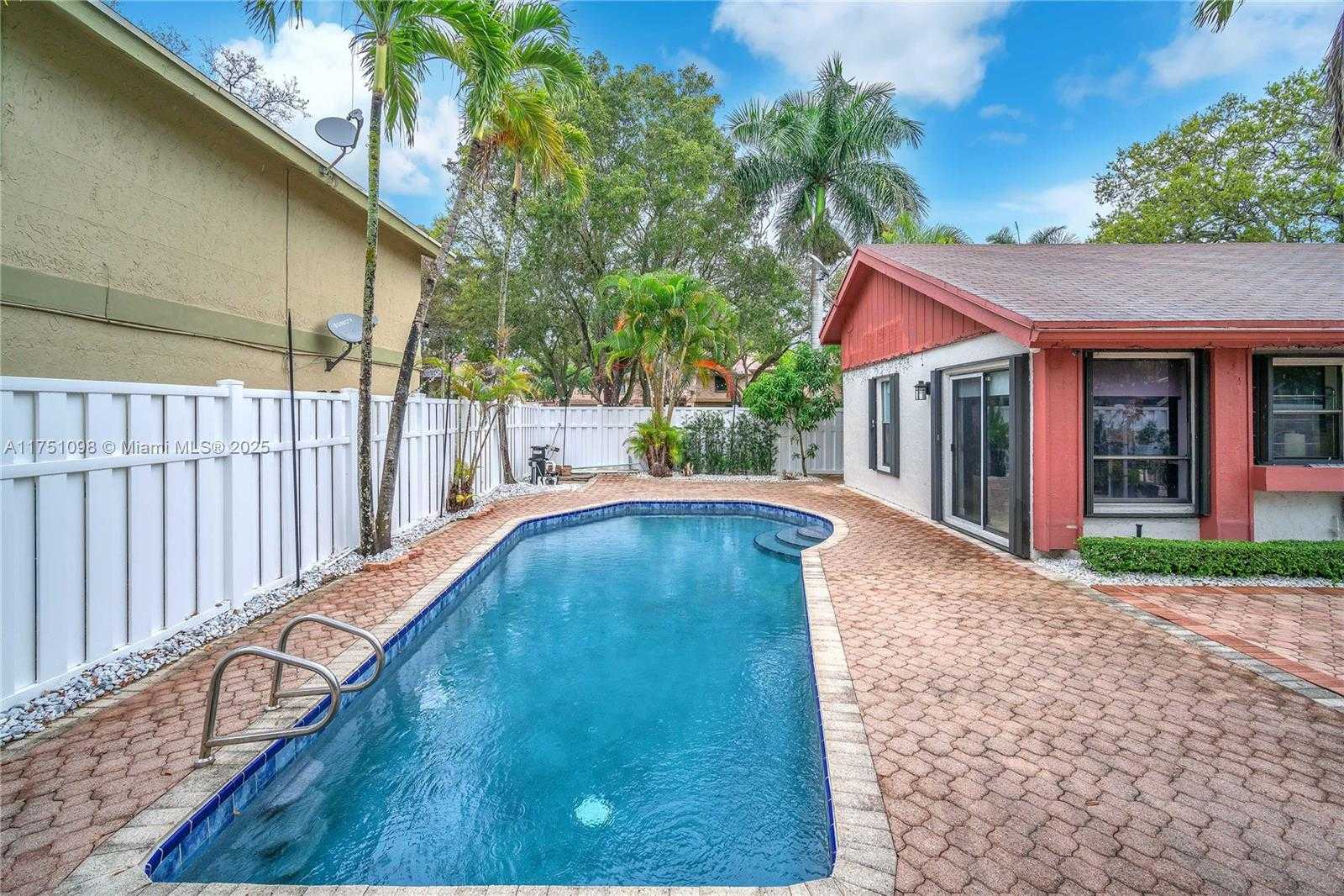 Small Image of 66 FOREST CIR, Cooper City Number 10