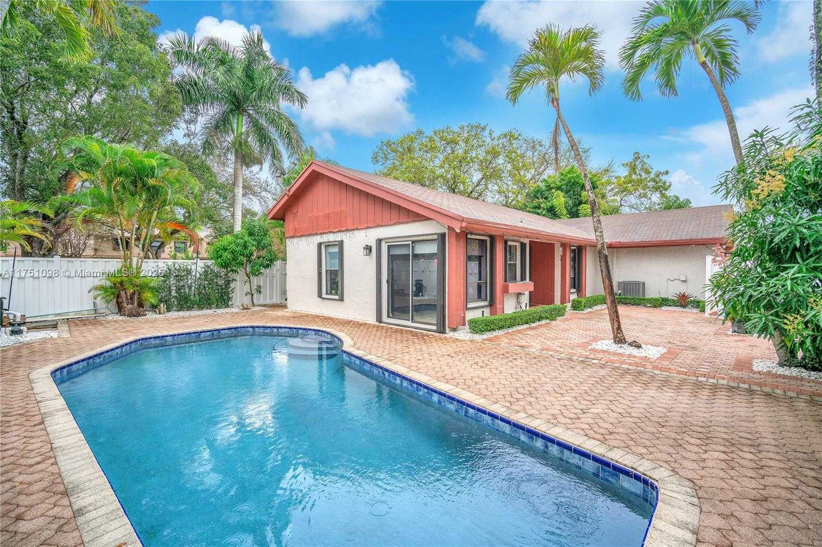 Small Image of 66 FOREST CIR, Cooper City Number 11