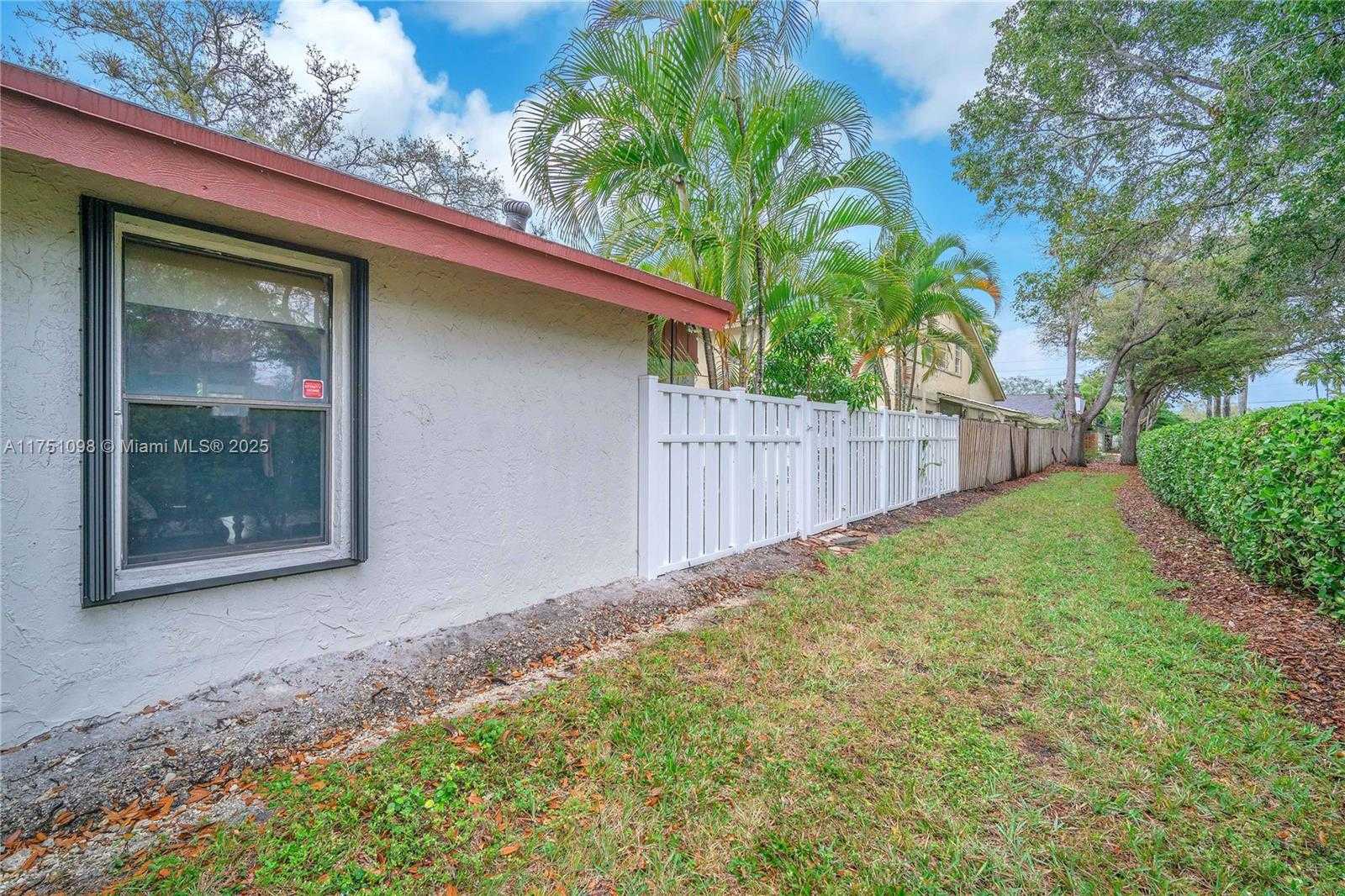 Small Image of 66 FOREST CIR, Cooper City Number 14