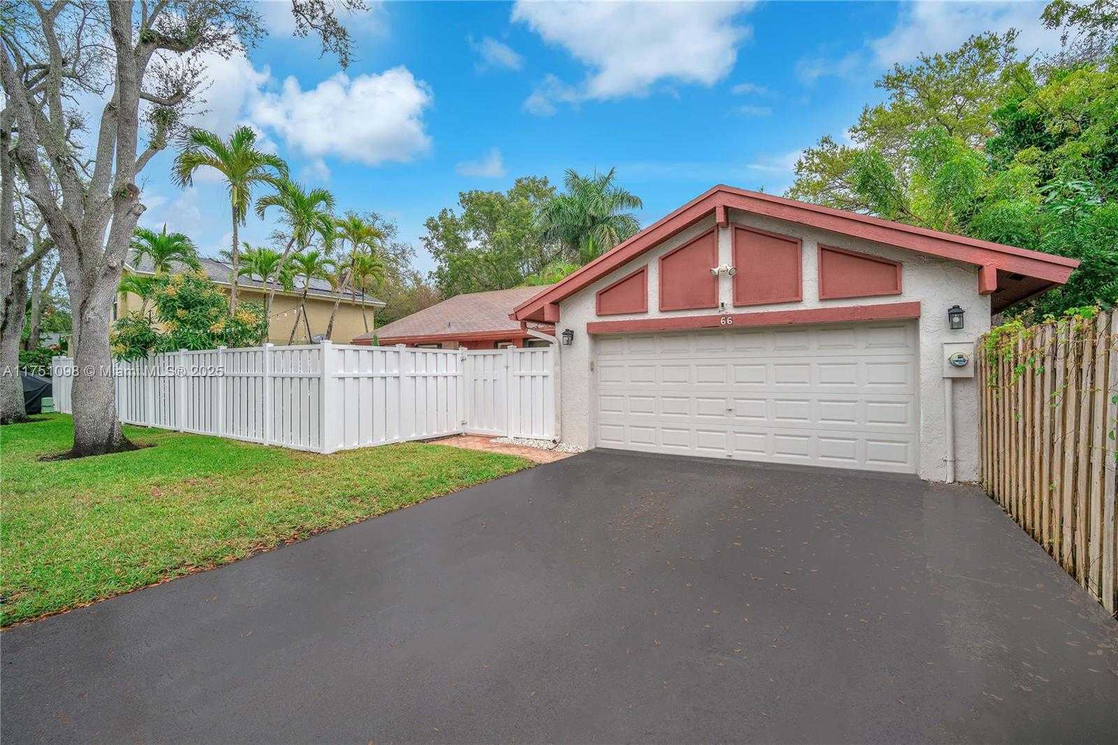 Small Image of 66 FOREST CIR, Cooper City Number 2