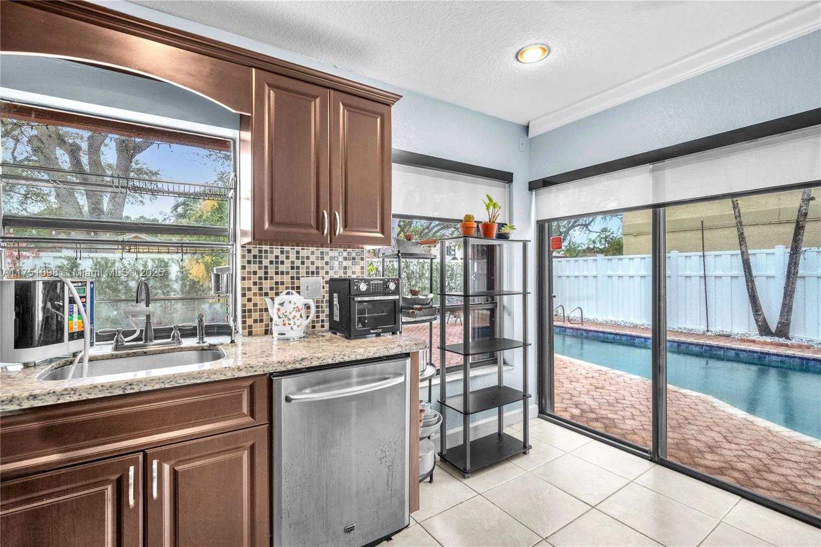 Small Image of 66 FOREST CIR, Cooper City Number 20