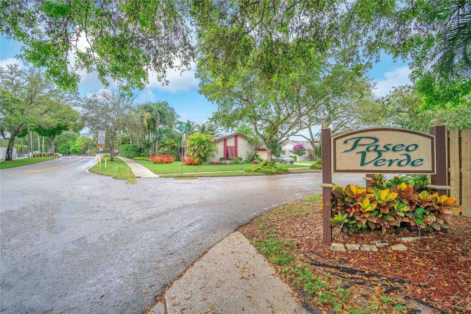 Small Image of 66 FOREST CIR, Cooper City Number 35