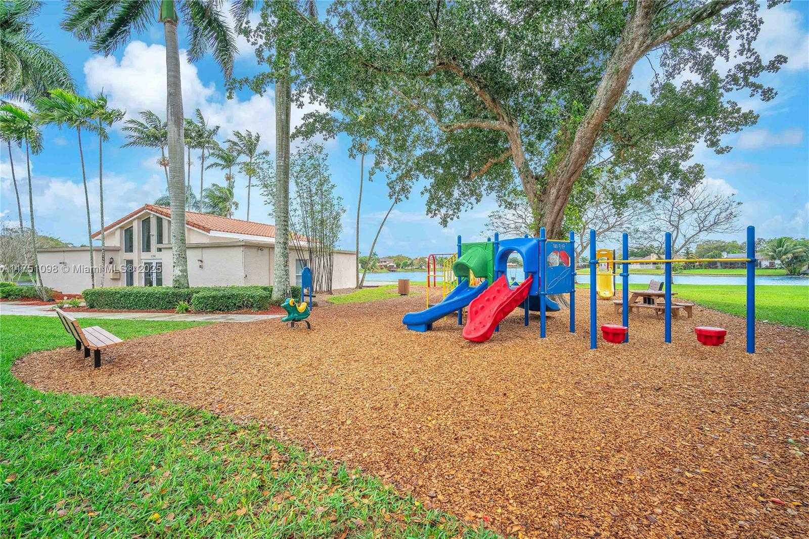 Small Image of 66 FOREST CIR, Cooper City Number 36