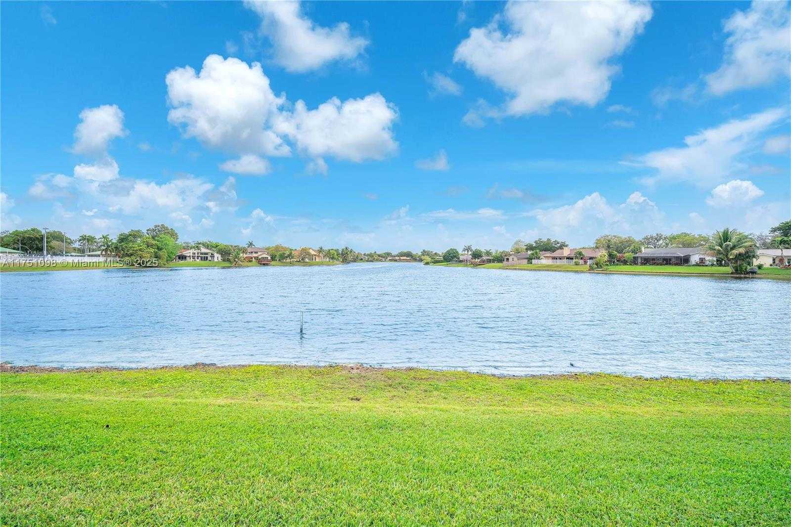Small Image of 66 FOREST CIR, Cooper City Number 37