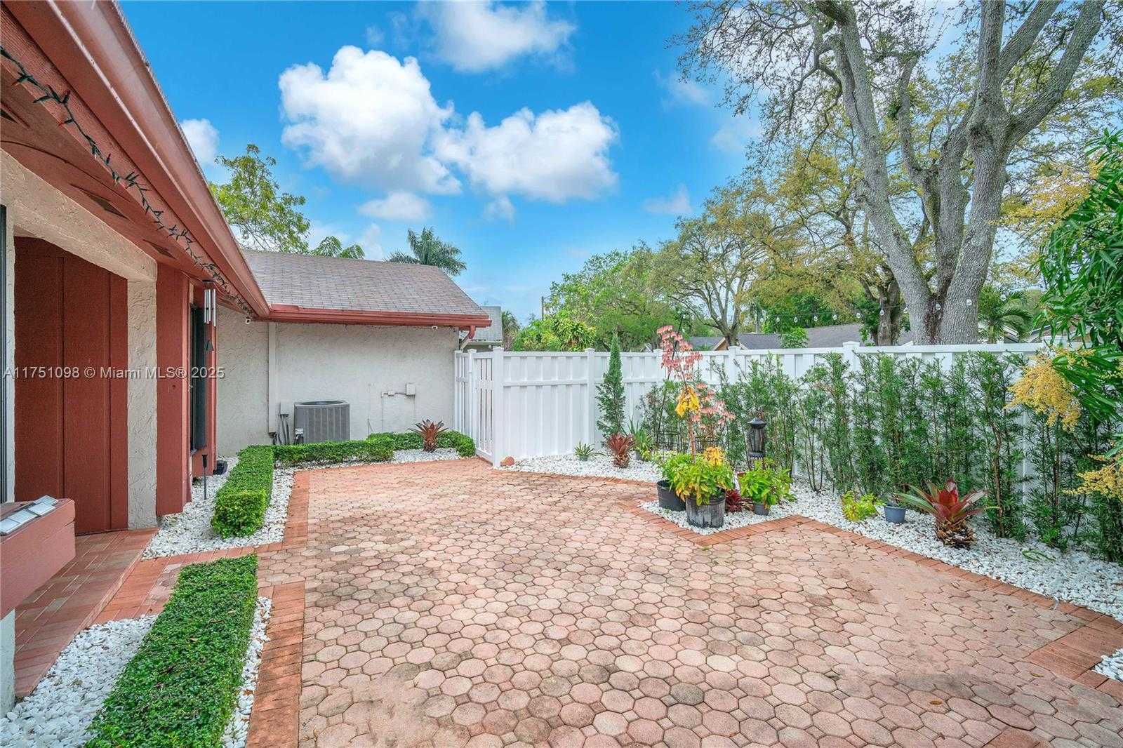 Small Image of 66 FOREST CIR, Cooper City Number 8