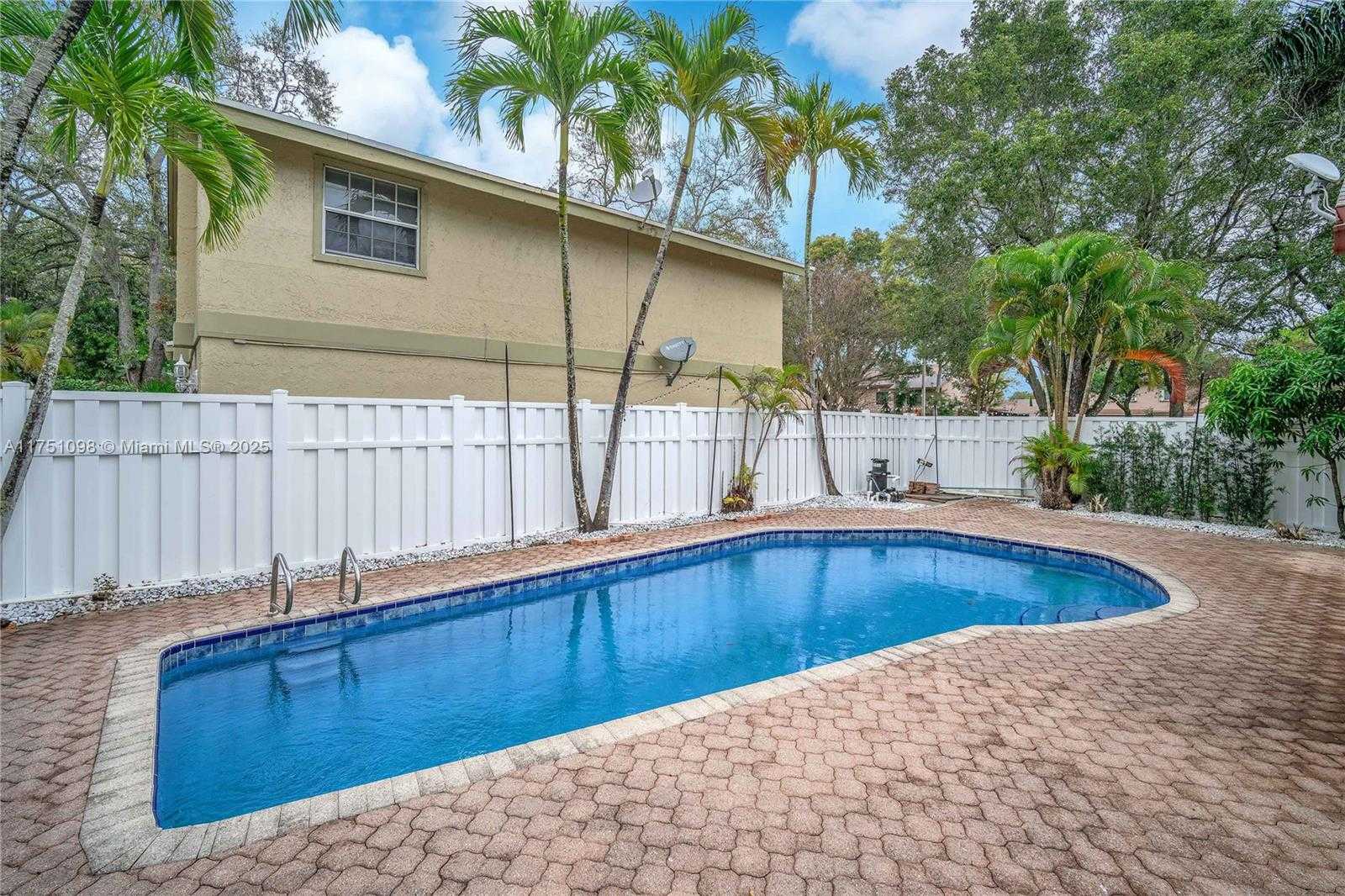Small Image of 66 FOREST CIR, Cooper City Number 9