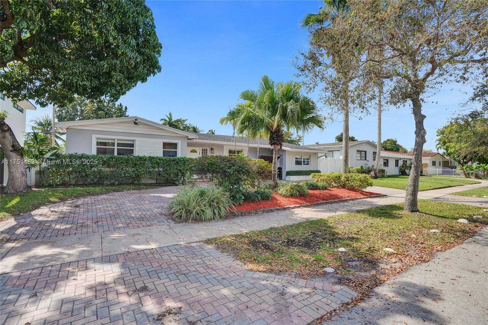 Small Image of 1052 NORTH EAST 179TH TER, North Miami Beach Number 3