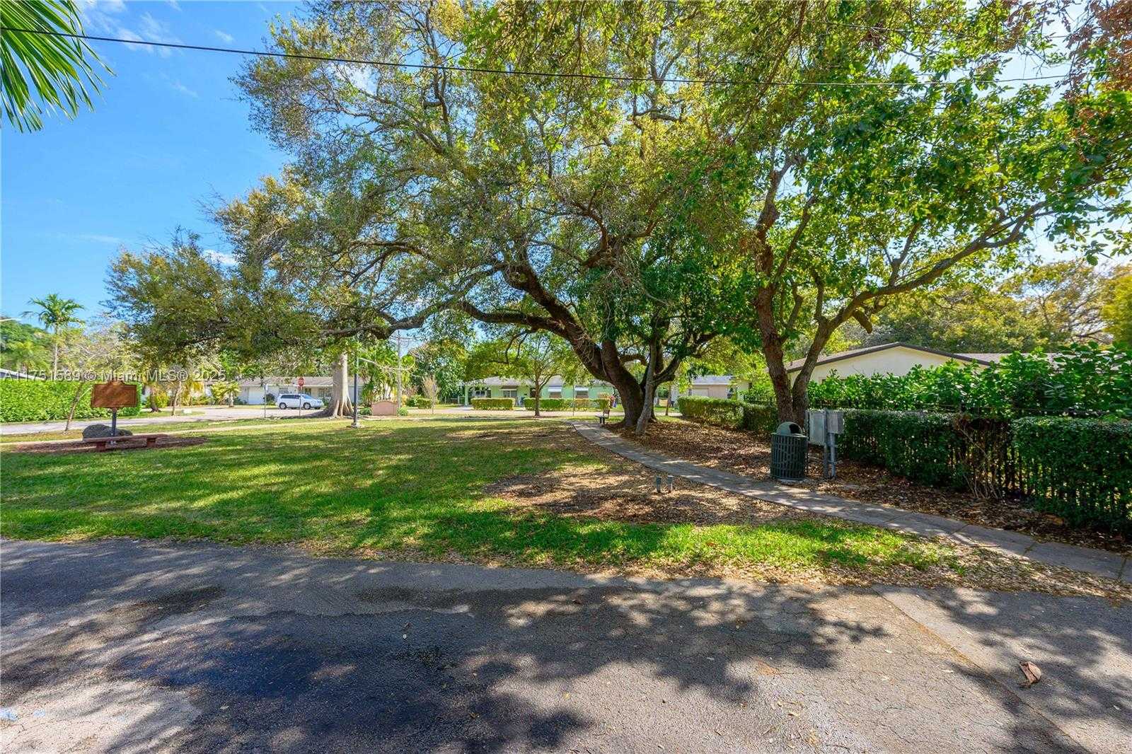 Small Image of 4916 WASHINGTON DR, Coral Gables Number 23