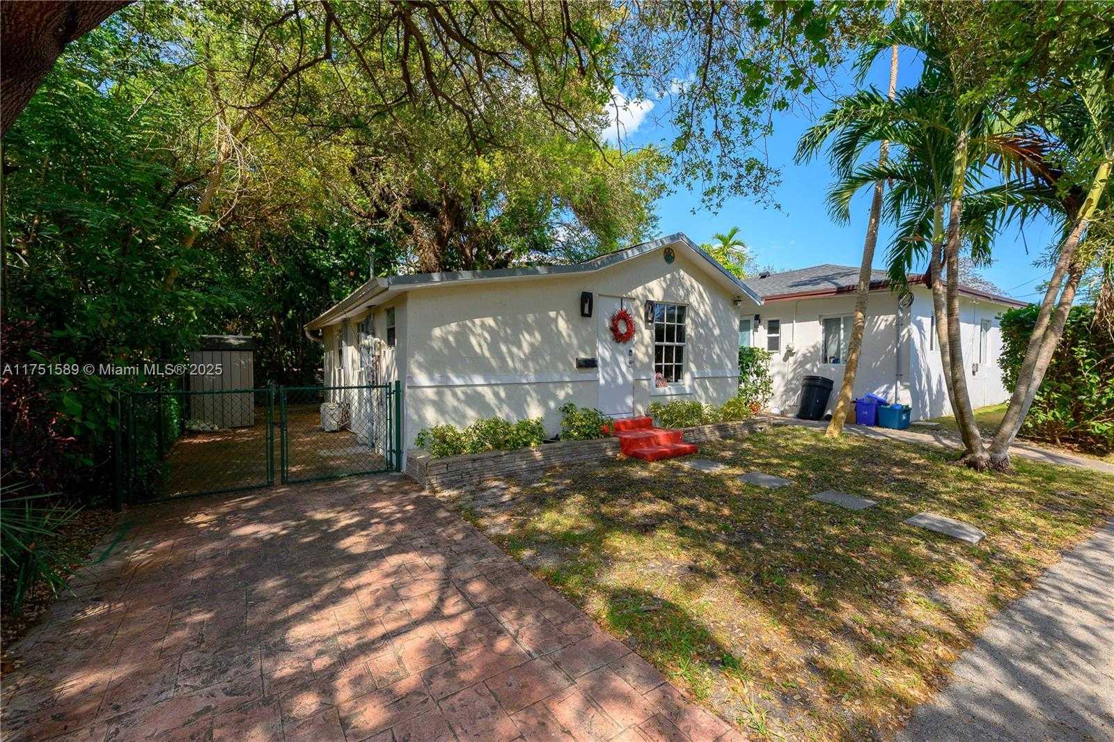 Small Image of 4916 WASHINGTON DR, Coral Gables Number 3