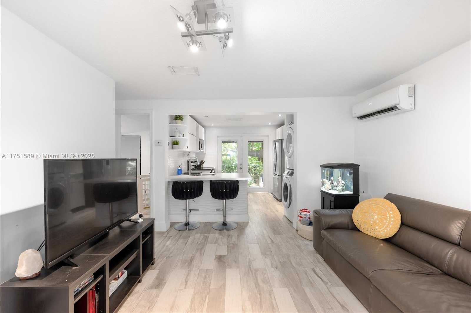 Small Image of 4916 WASHINGTON DR, Coral Gables Number 5