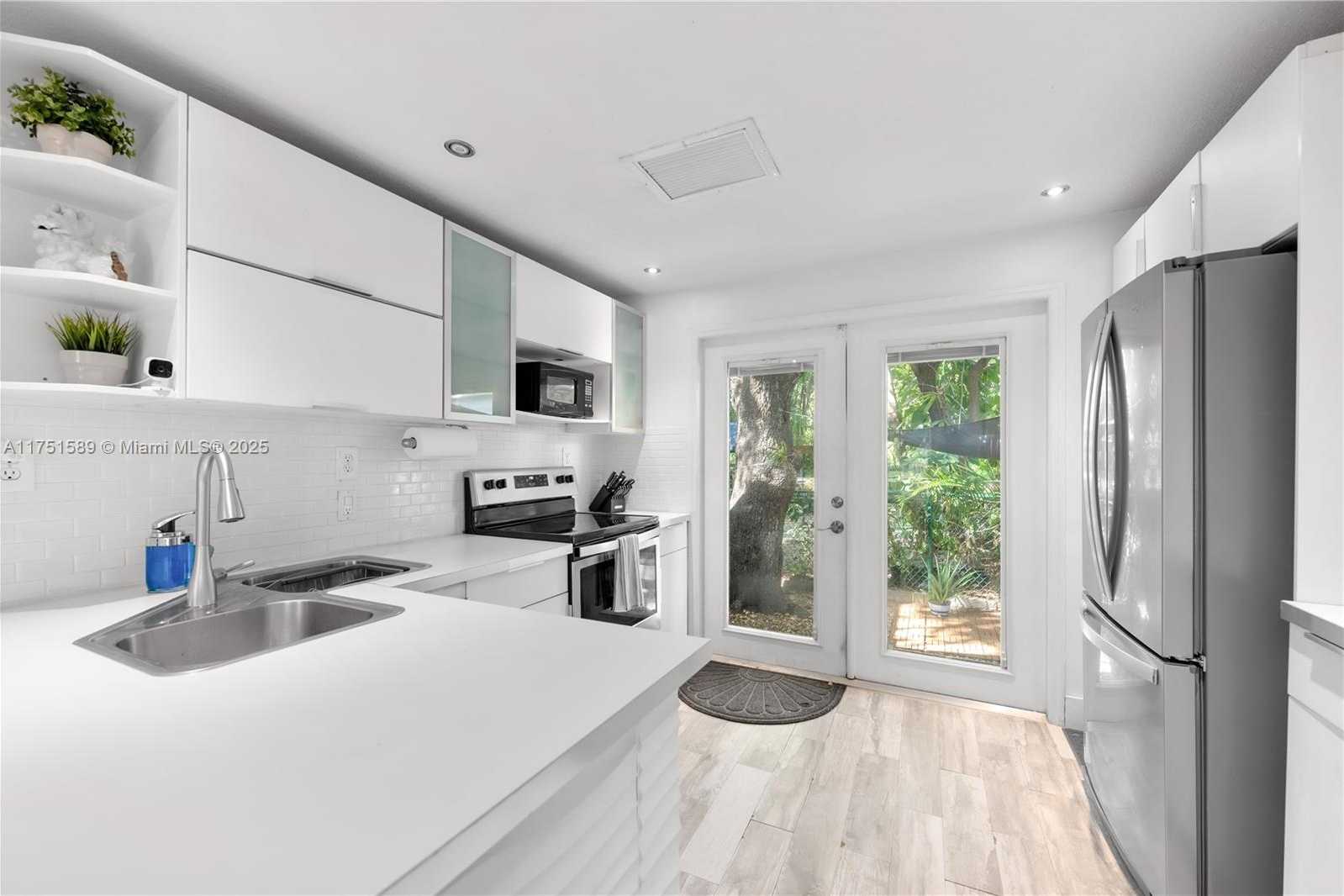 Small Image of 4916 WASHINGTON DR, Coral Gables Number 6