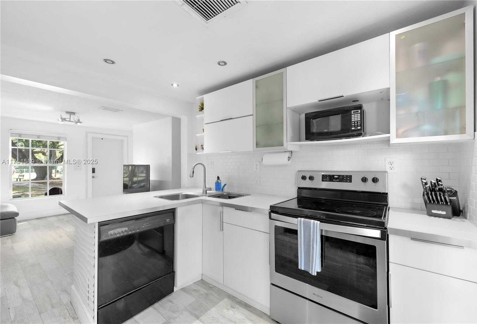 Small Image of 4916 WASHINGTON DR, Coral Gables Number 7