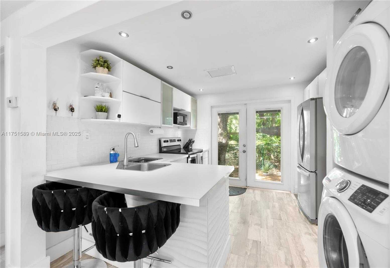 Small Image of 4916 WASHINGTON DR, Coral Gables Number 8
