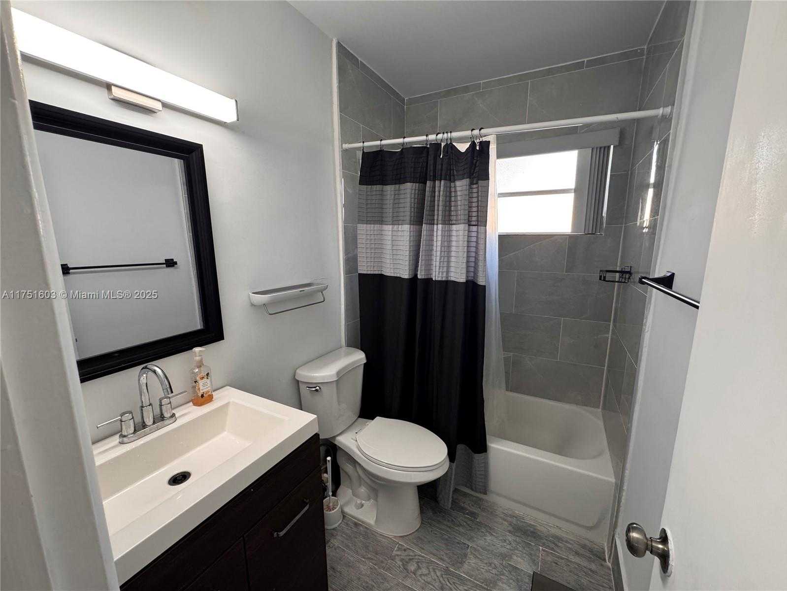 Small Image of 900 EAST ACRE DR, Plantation Number 14
