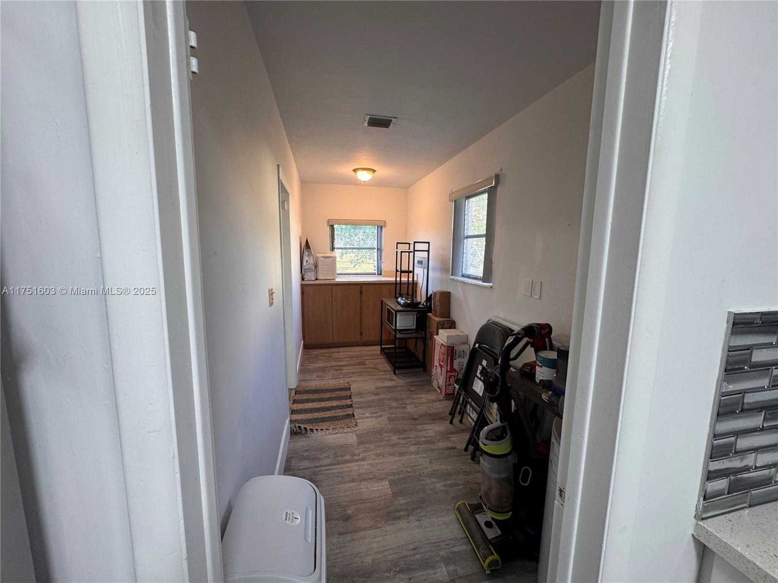 Small Image of 900 EAST ACRE DR, Plantation Number 17