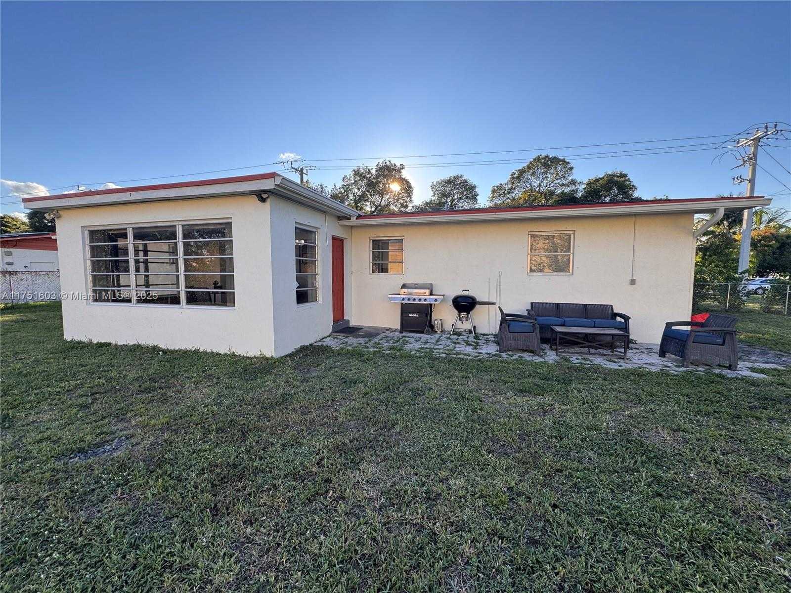 Small Image of 900 EAST ACRE DR, Plantation Number 19