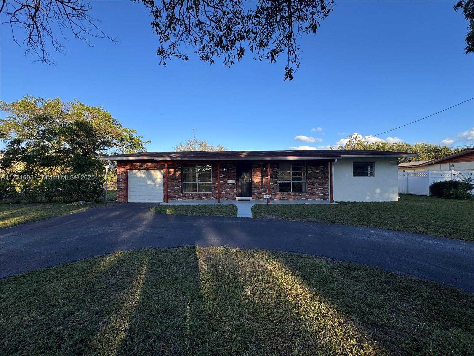 Small Image of 900 EAST ACRE DR, Plantation Number 2