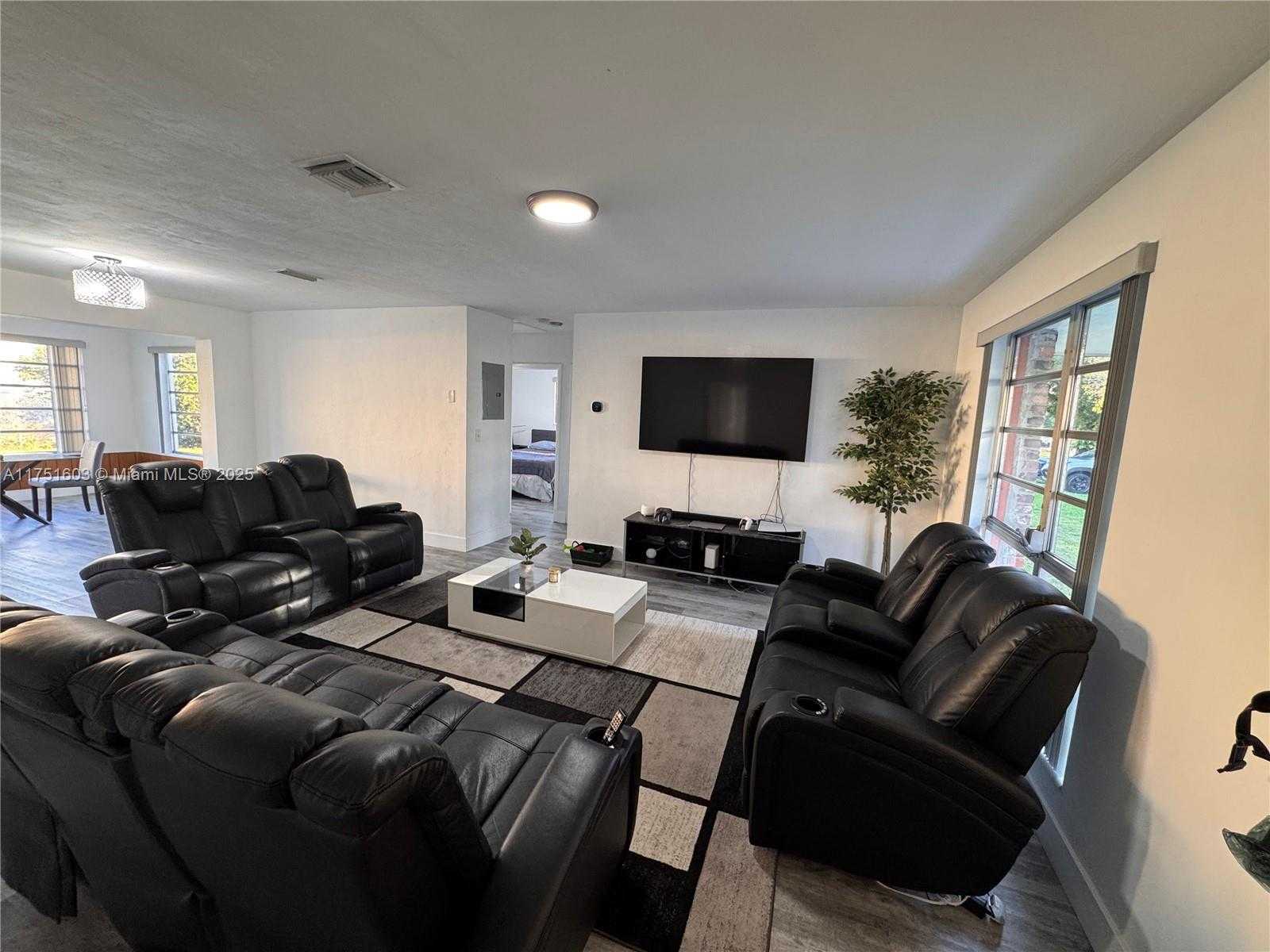 Small Image of 900 EAST ACRE DR, Plantation Number 4