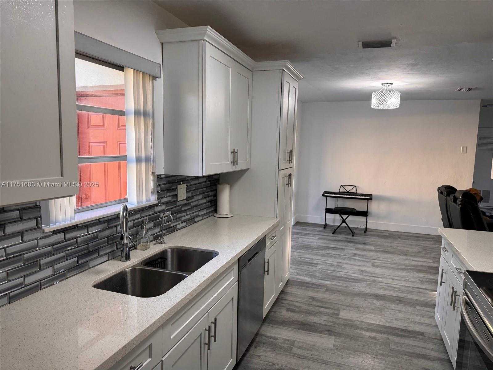 Small Image of 900 EAST ACRE DR, Plantation Number 8