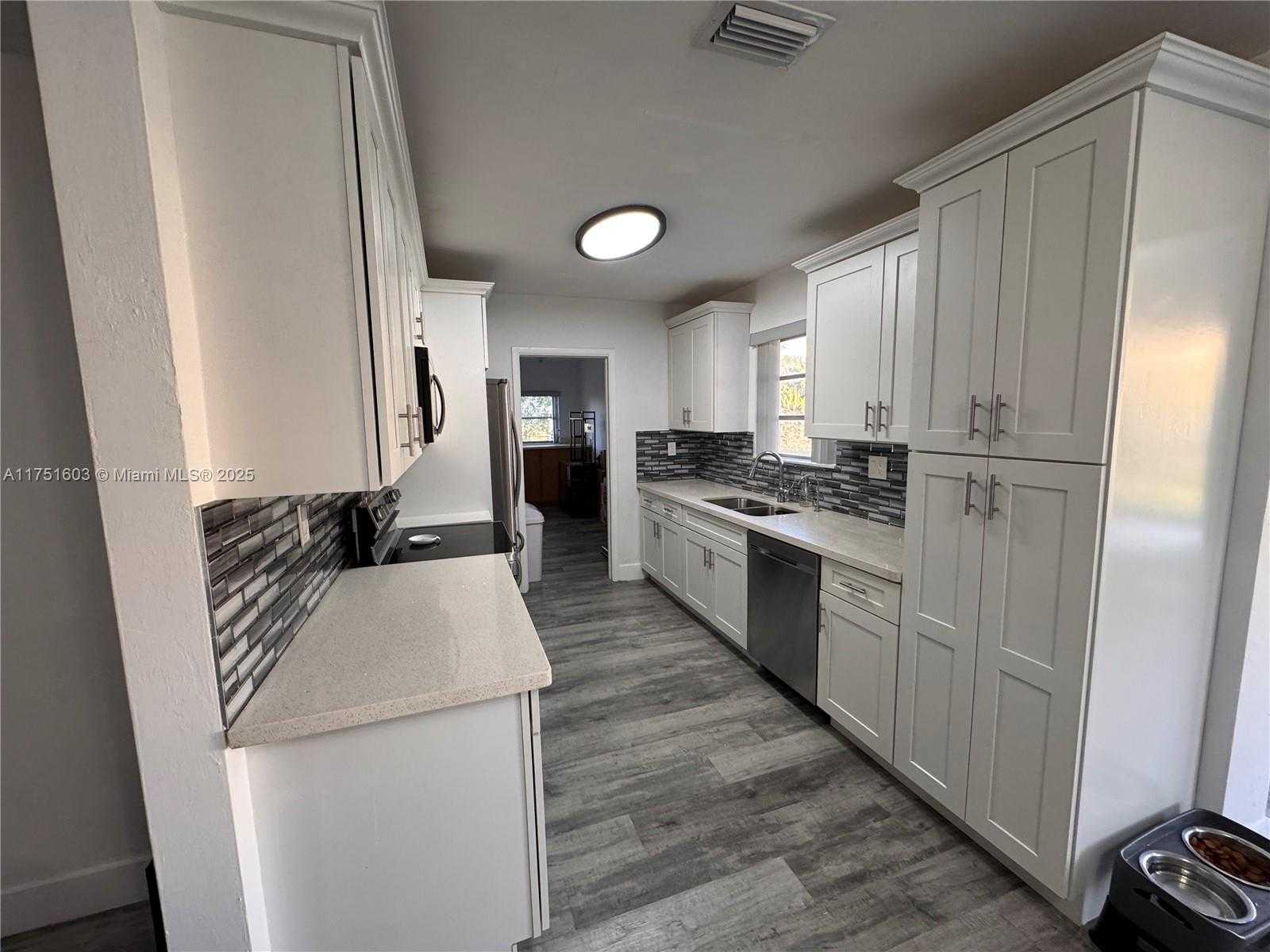 Small Image of 900 EAST ACRE DR, Plantation Number 9