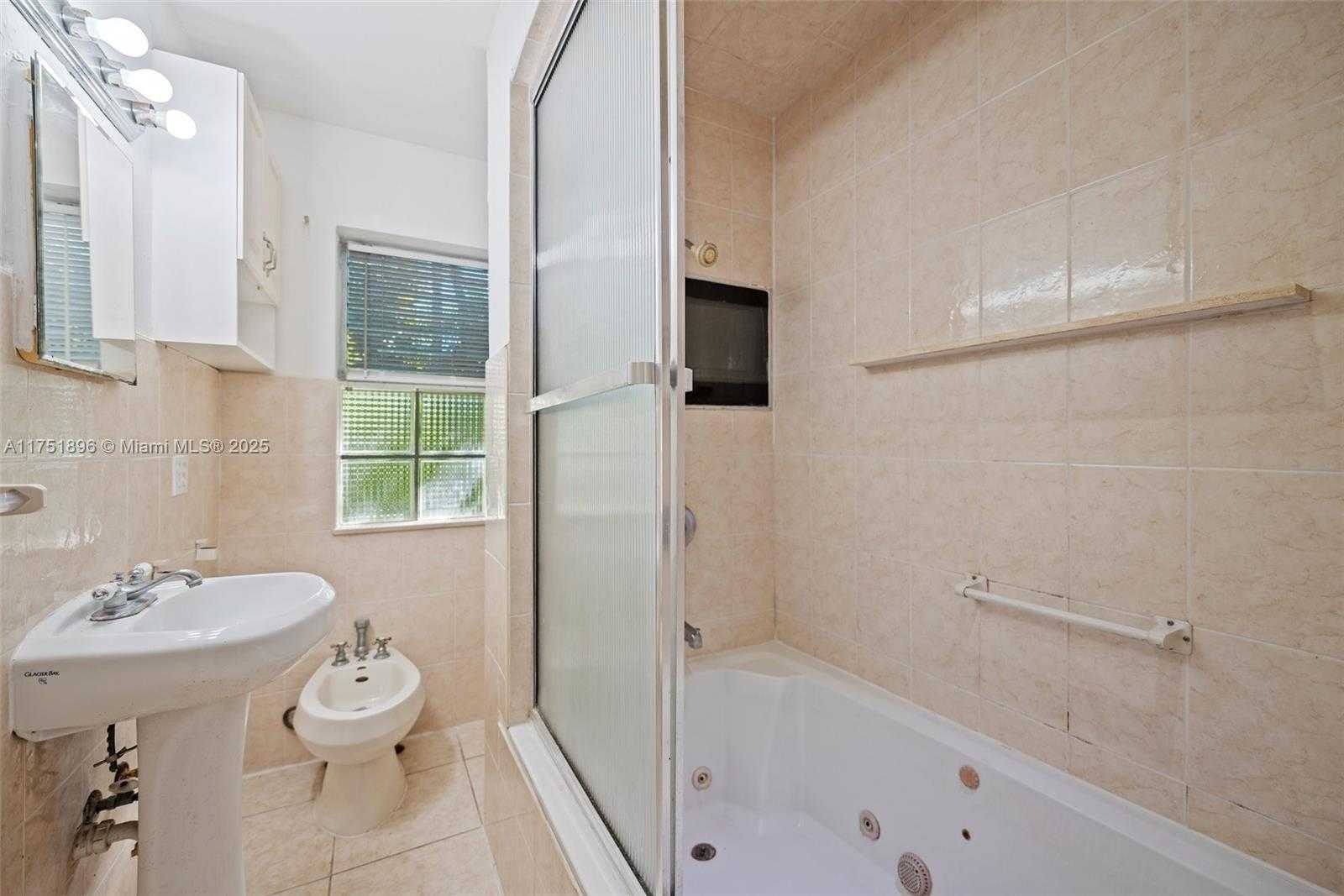 Small Image of 10635 NORTH EAST 11 CT, Miami Shores Number 13