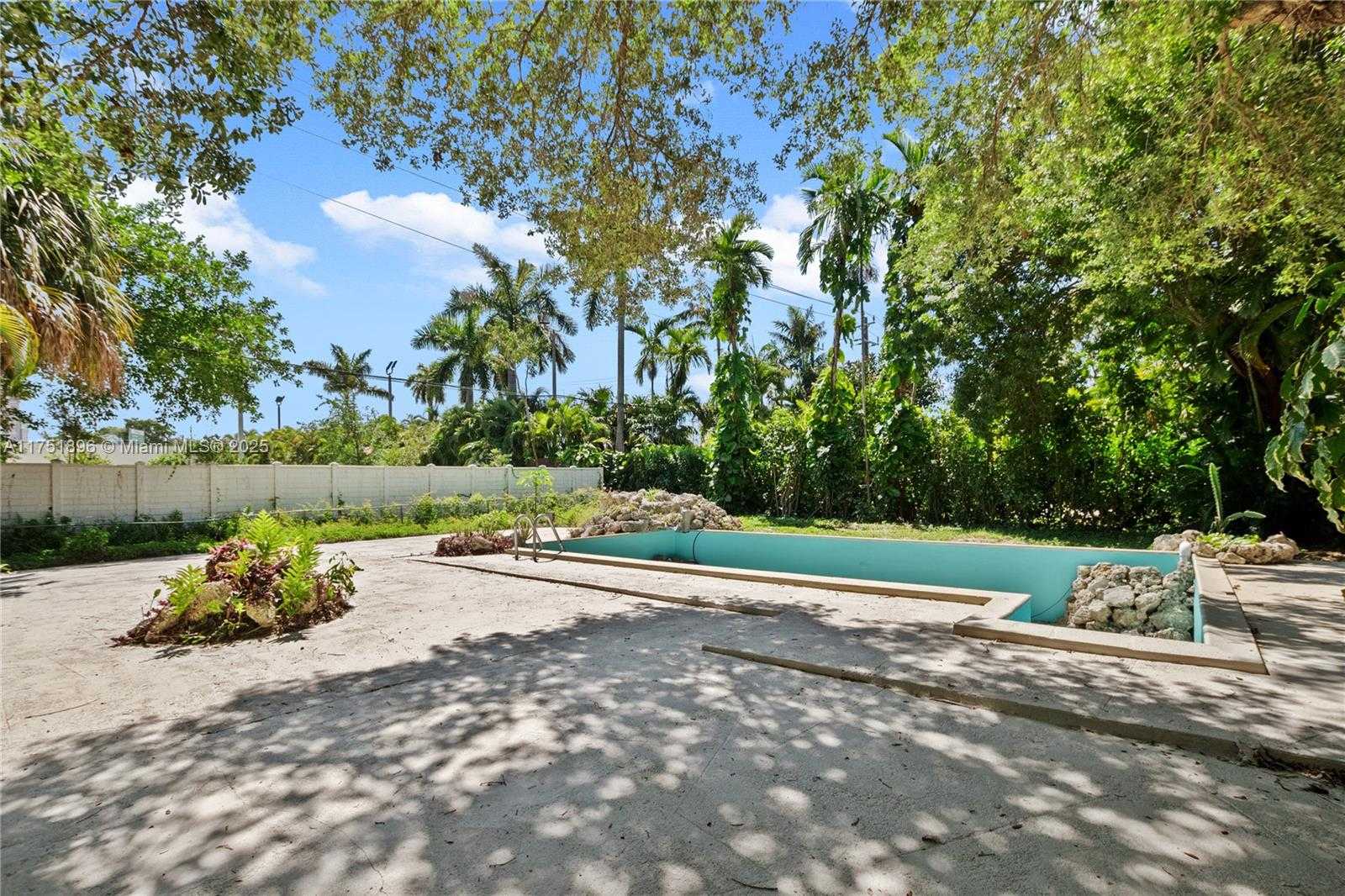 Small Image of 10635 NORTH EAST 11 CT, Miami Shores Number 14