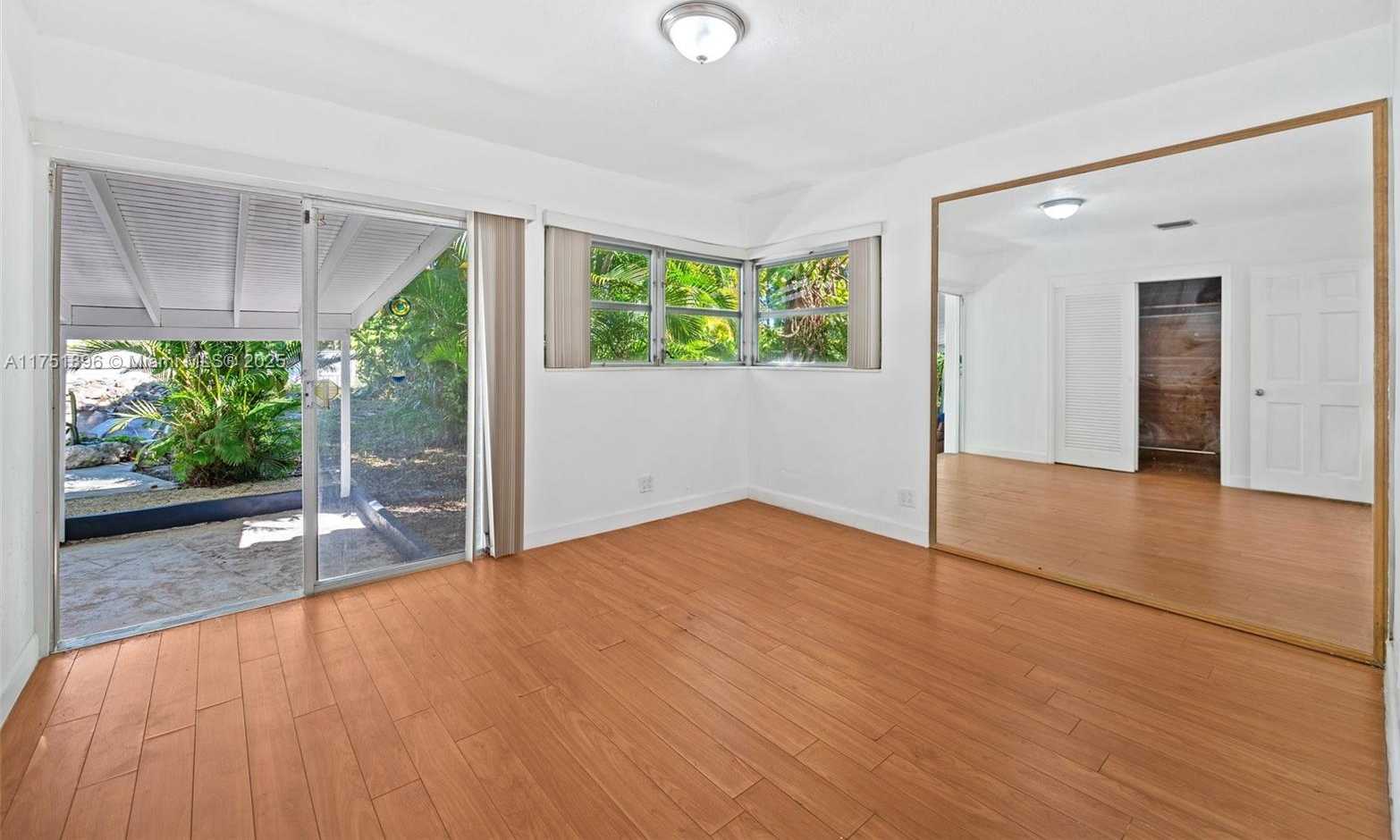 Small Image of 10635 NORTH EAST 11 CT, Miami Shores Number 15