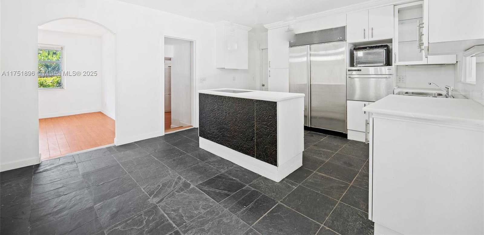 Small Image of 10635 NORTH EAST 11 CT, Miami Shores Number 4