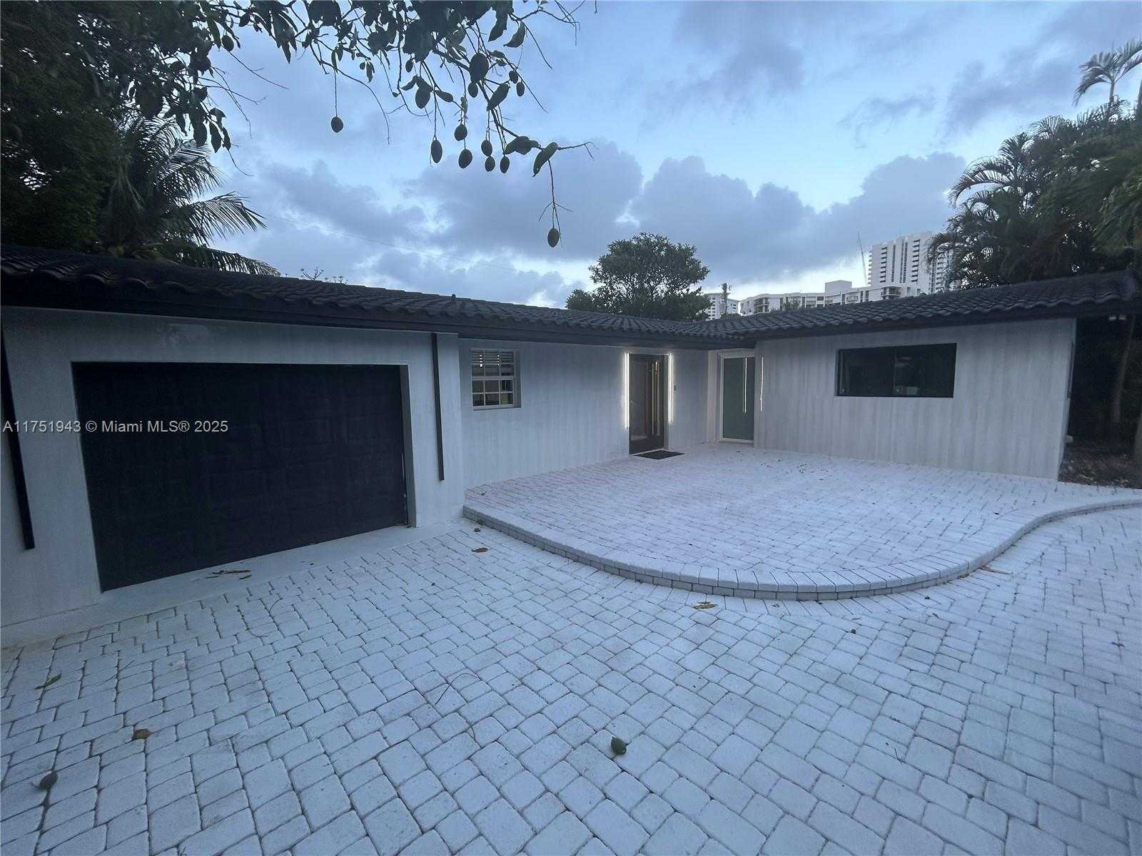 Small Image of 3261 OLEANDER WAY, Lauderdale By The Sea Number 10