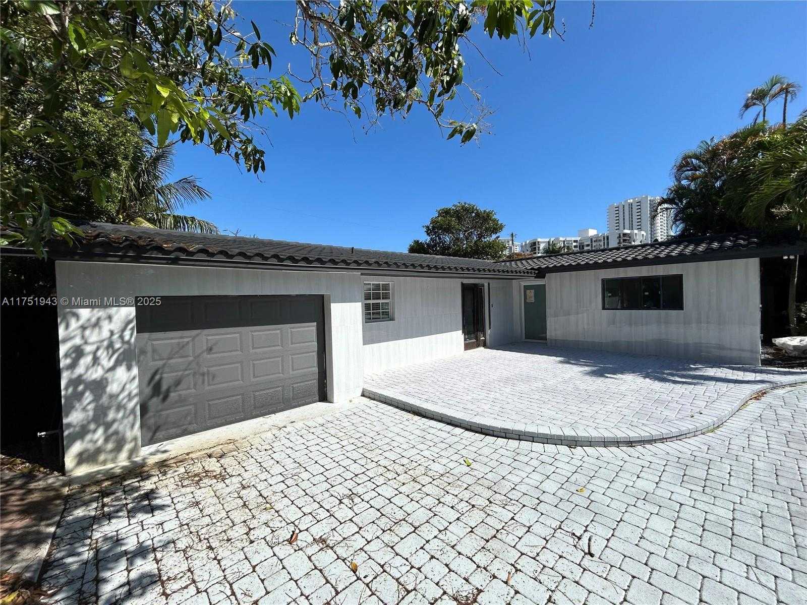Small Image of 3261 OLEANDER WAY, Lauderdale By The Sea Number 2