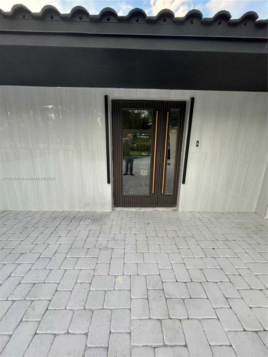 Small Image of 3261 OLEANDER WAY, Lauderdale By The Sea Number 3