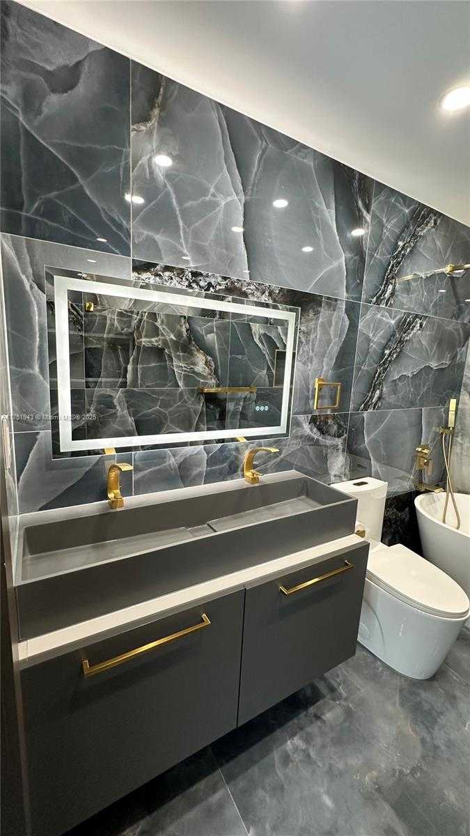 Small Image of 3261 OLEANDER WAY, Lauderdale By The Sea Number 37