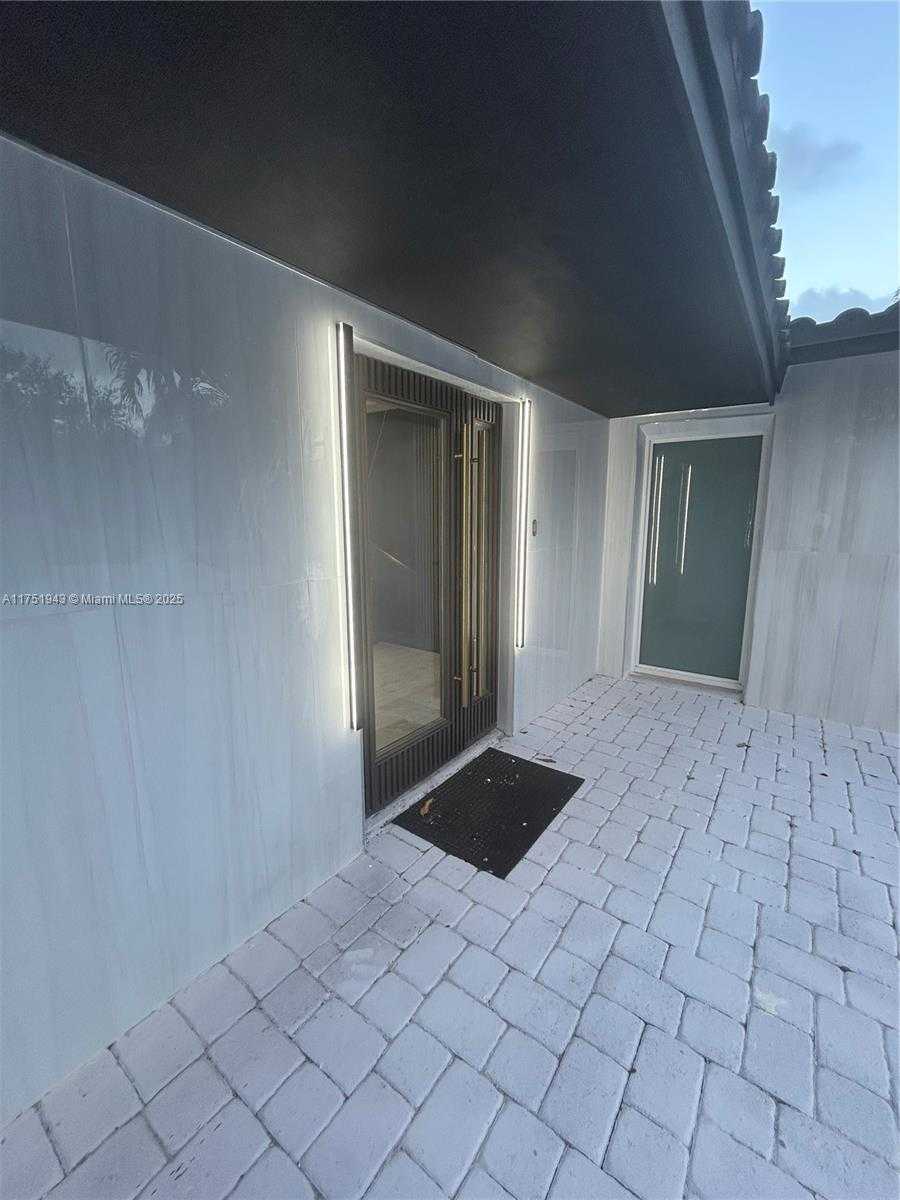 Small Image of 3261 OLEANDER WAY, Lauderdale By The Sea Number 5