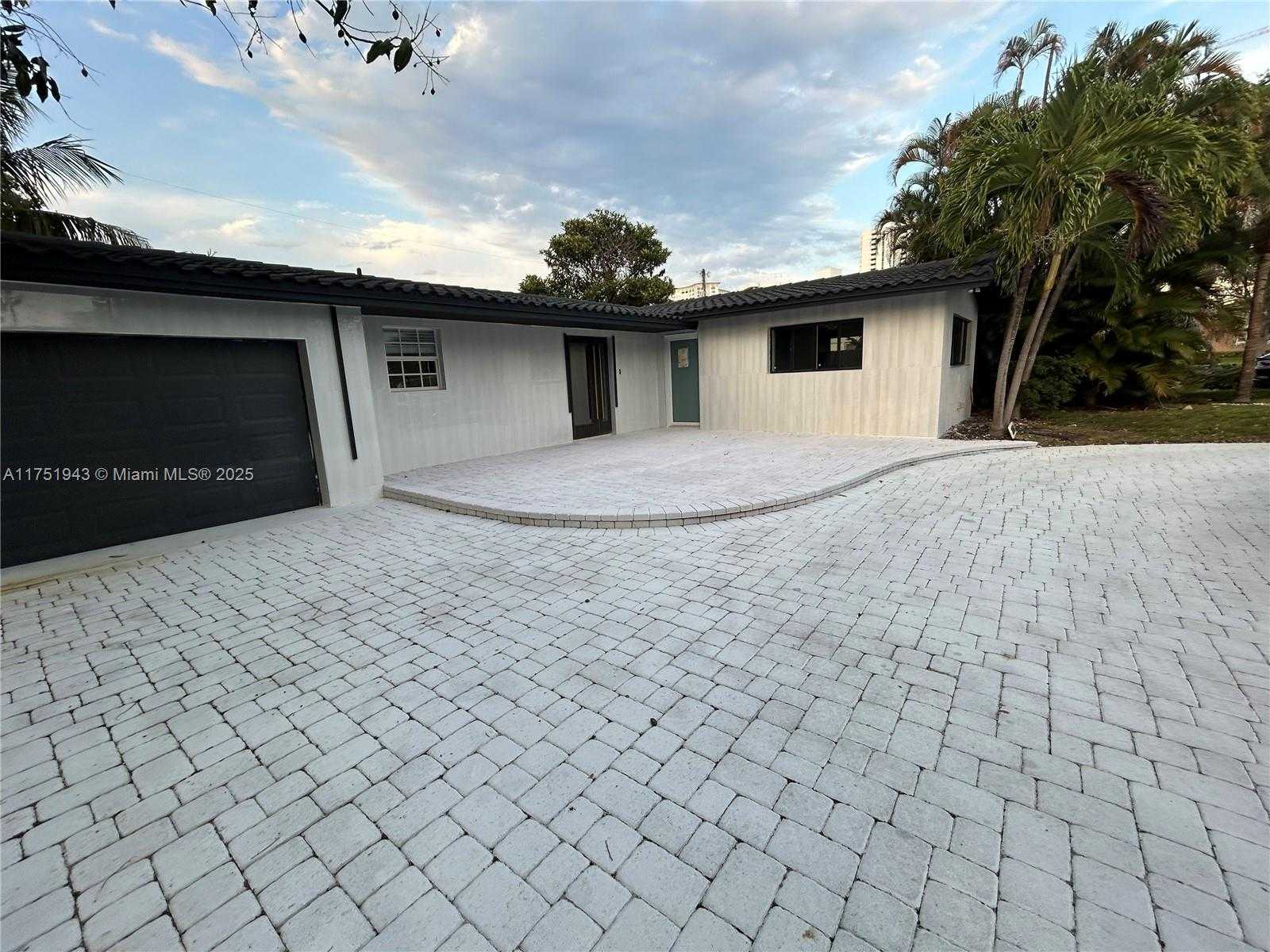 Small Image of 3261 OLEANDER WAY, Lauderdale By The Sea Number 8