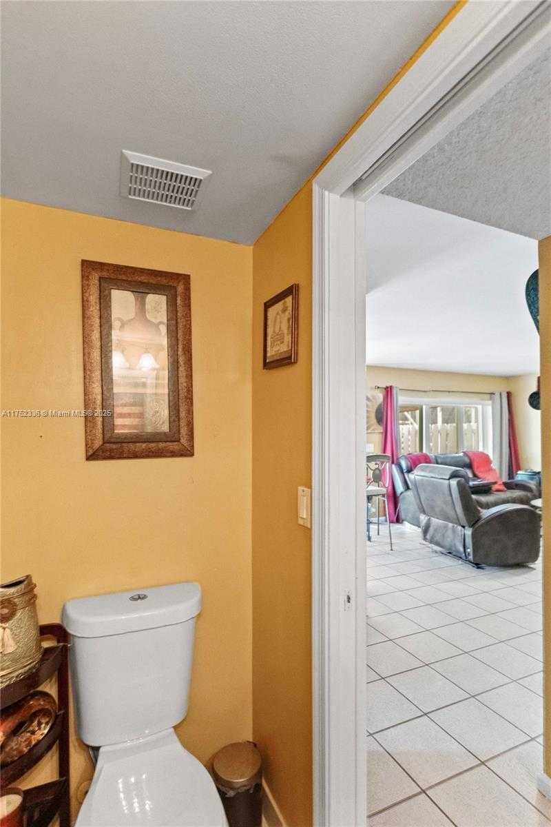 Small Image of 1071 SOUTH WEST 101ST TER, Pembroke Pines Number 16