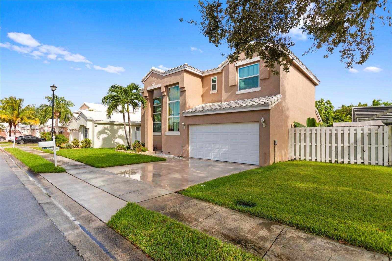 Small Image of 1071 SOUTH WEST 101ST TER, Pembroke Pines Number 2