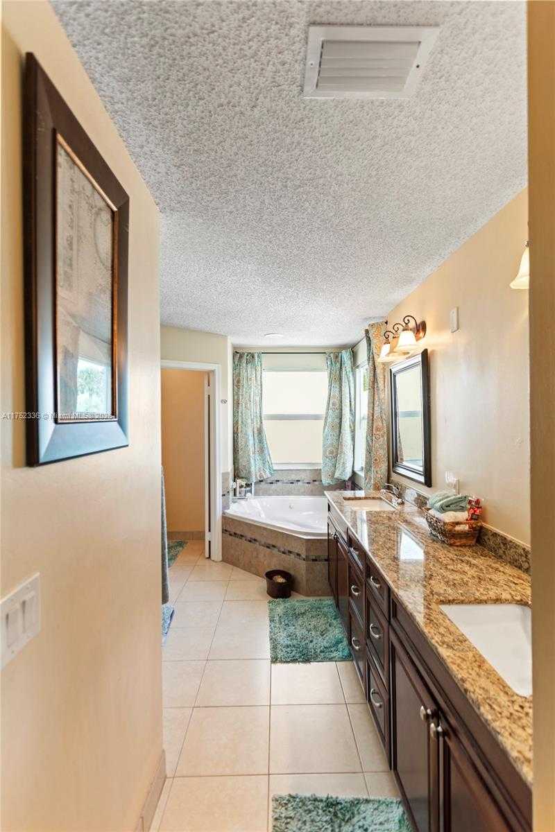 Small Image of 1071 SOUTH WEST 101ST TER, Pembroke Pines Number 24