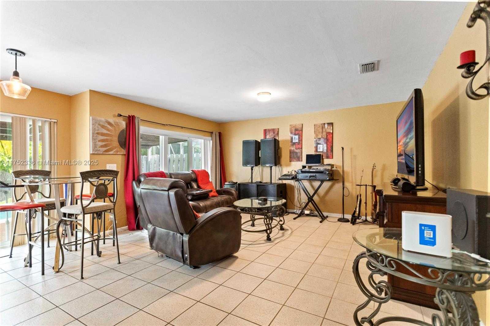 Small Image of 1071 SOUTH WEST 101ST TER, Pembroke Pines Number 8