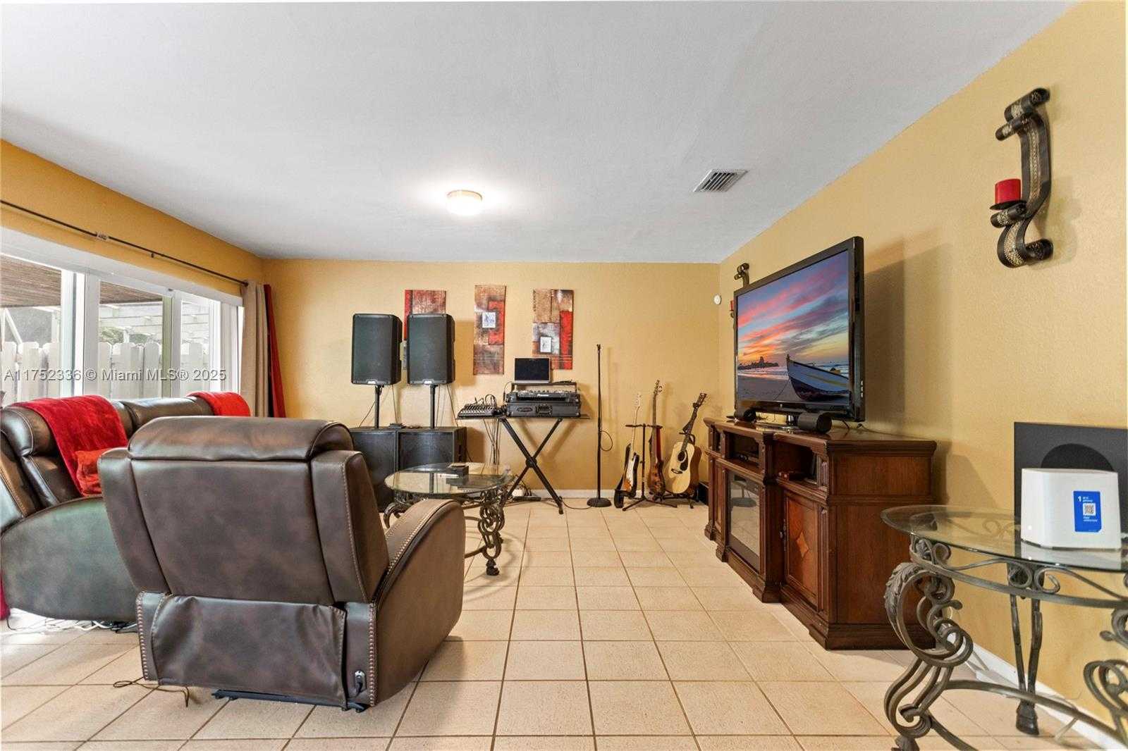 Small Image of 1071 SOUTH WEST 101ST TER, Pembroke Pines Number 9