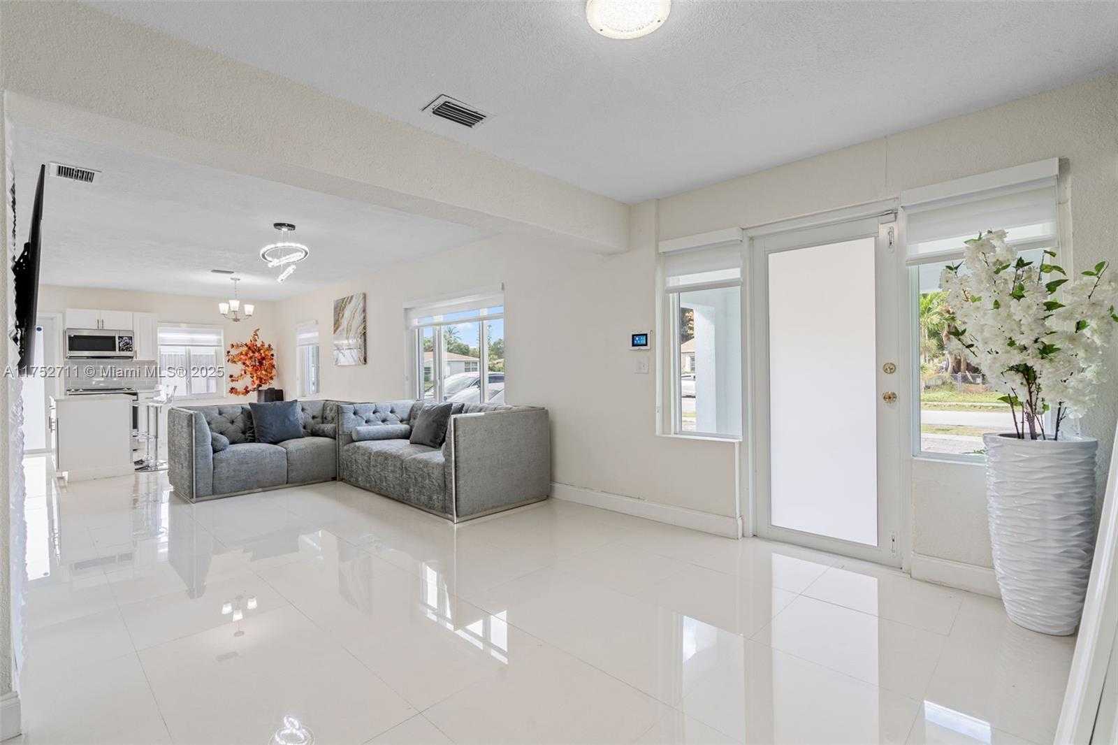 Small Image of 9251 Little River Blvd, Miami, FL 33147, USA Number 28