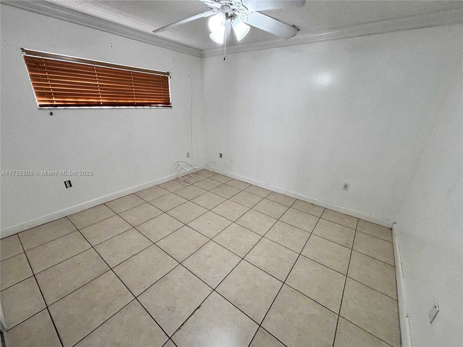 Small Image of 3162 WEST 69TH PL, Hialeah Number 9