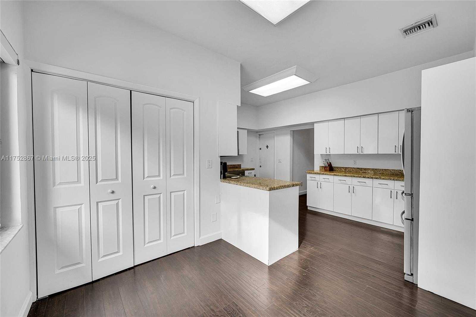 Small Image of 1915 SOUTH MIAMI AVE, Miami Number 39