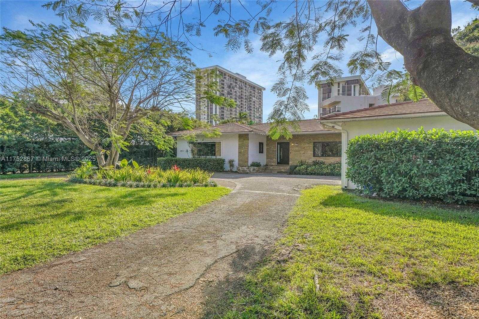 Small Image of 1915 SOUTH MIAMI AVE, Miami Number 7