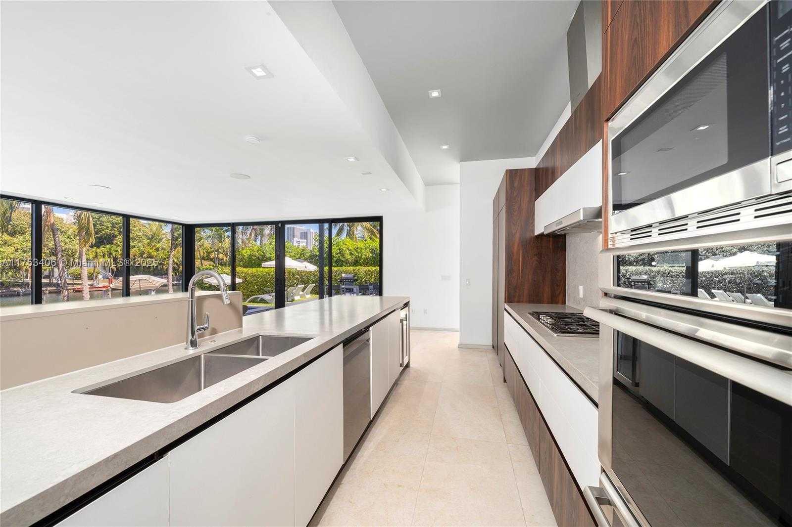 Small Image of 418 SUNSET DR, Hallandale Beach Number 11