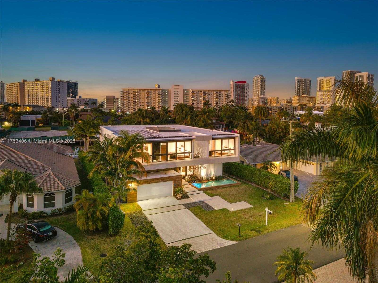 Small Image of 418 SUNSET DR, Hallandale Beach Number 2