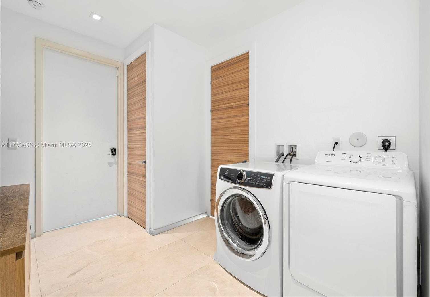 Small Image of 418 SUNSET DR, Hallandale Beach Number 24